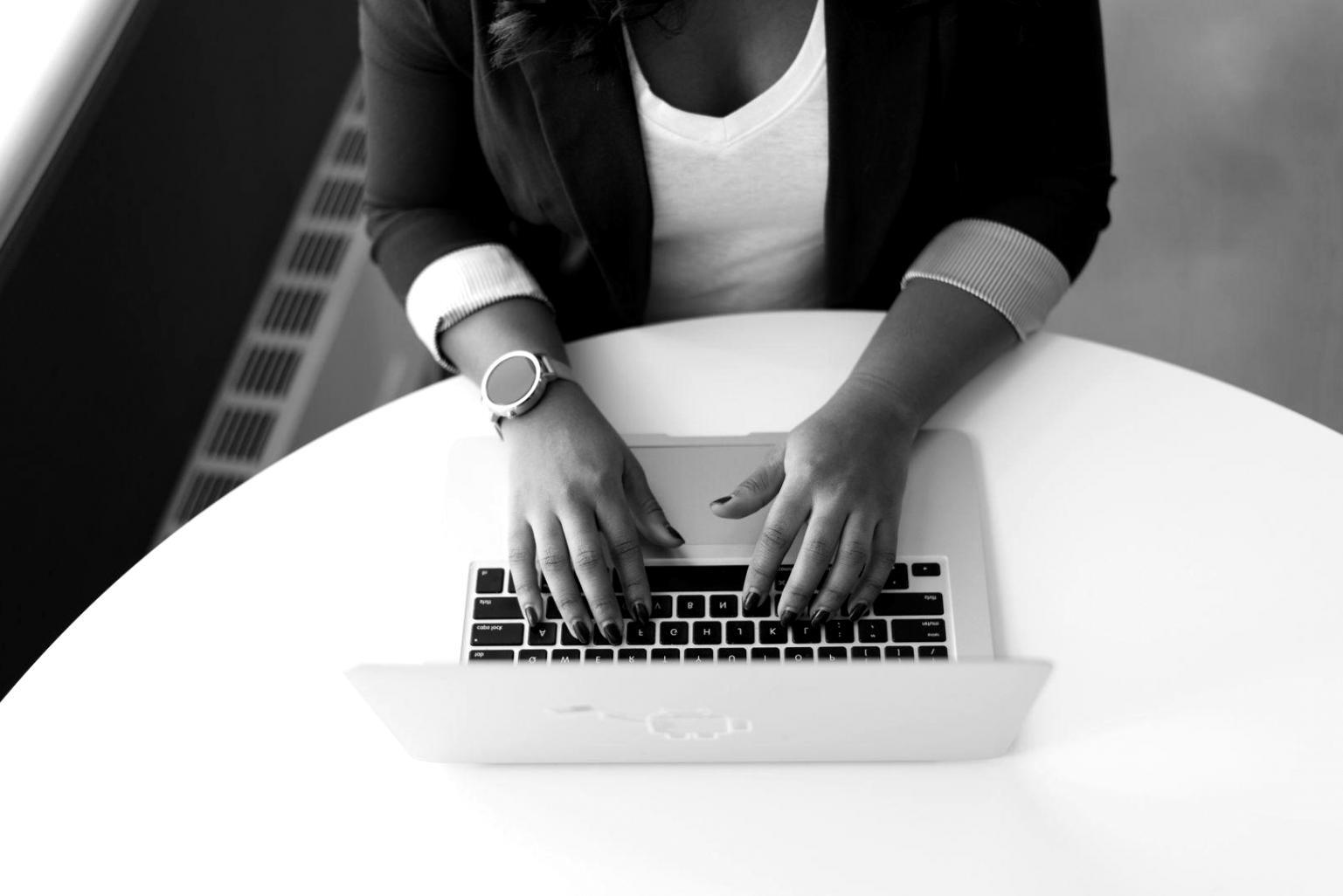 Analyse financière sur écran avec graphiques de croissance