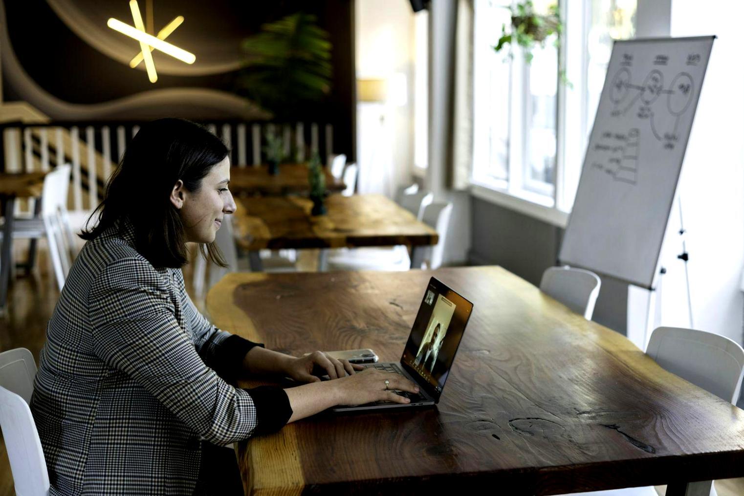 Espace de travail collaboratif avec entrepreneurs discutant de stratégie financière