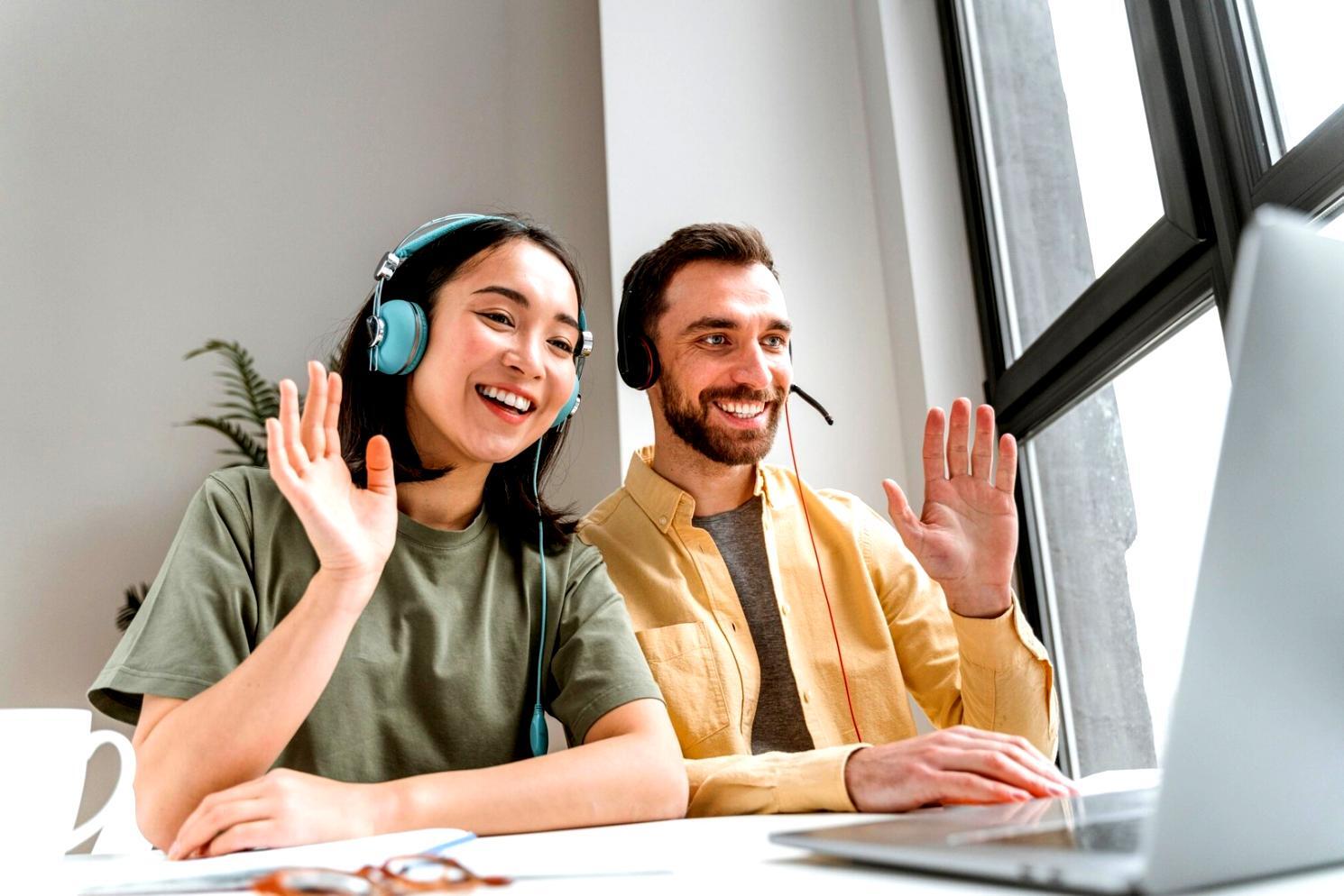 Espace de formation avec tableaux de travail