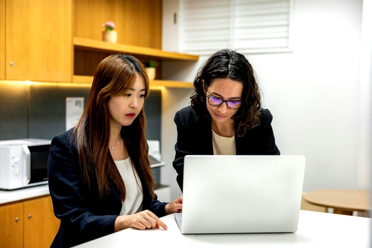 Bureau de travail collaboratif avec documents financiers